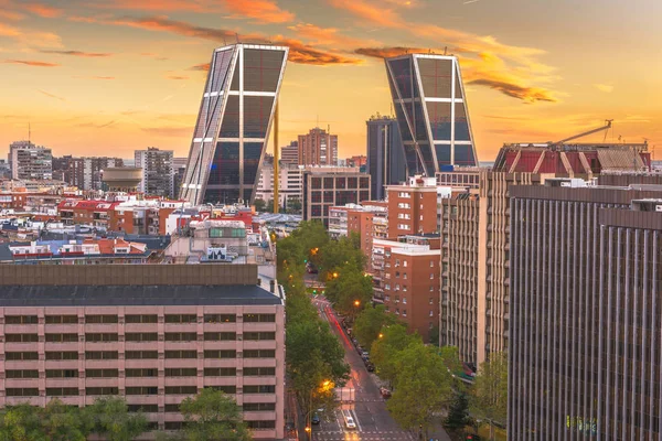 Madrid, Španělsko finanční čtvrť Panorama za soumraku. — Stock fotografie