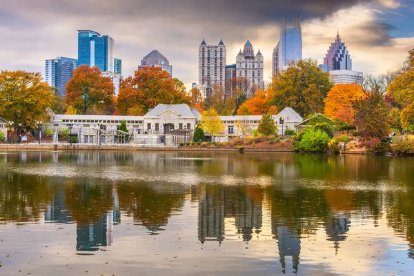 Atlanta, Geórgia, EUA Piedmont Park skyline no outono. — Fotografia de Stock