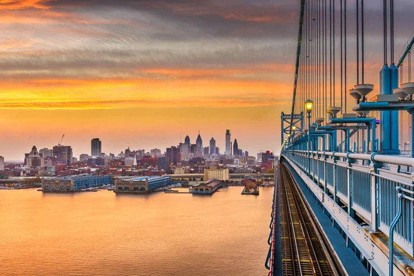 Philadelphia, Pennsylvania, Usa downtown skyline från Benjam — Stockfoto