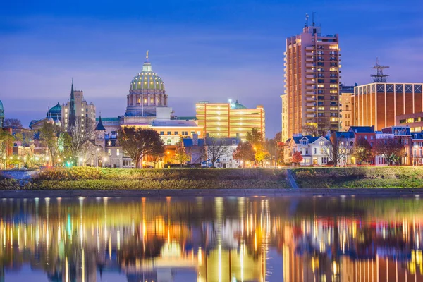 Harrisburg, Pensilvânia, EUA skyline centro da cidade no Susqu — Fotografia de Stock