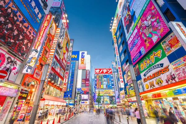 Akihabara, Tokio, Japón Paisaje urbano en Crepúsculo — Foto de Stock