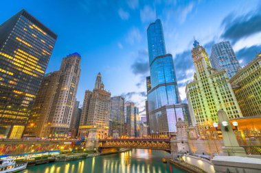 Chicago, Illinois, ABD cityscape Nehri üzerinde 
