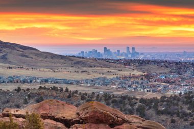Kırmızı kayaların üzerinden Denver, Colorado, ABD şehir