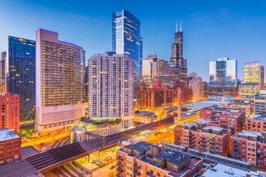 Chicago, Illinois, ABD şehir cityscape alacakaranlıkta. 