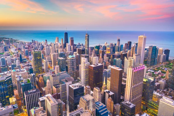 Luchtfoto skyline van Chicago, Illinois Usa na zonsondergang. — Stockfoto