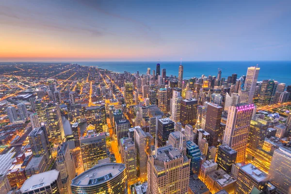 Chicago, Illinois USA skyline aerea dopo il tramonto . — Foto Stock