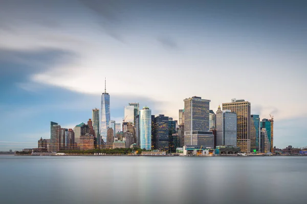 New York, New York, USA skyline sulla baia al crepuscolo . — Foto Stock