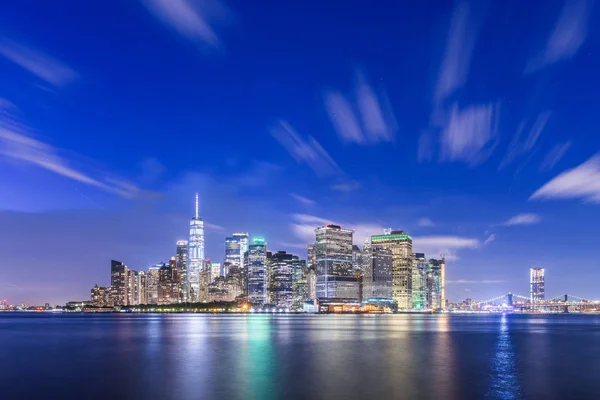 Nueva York, Nueva York, EE.UU. skyline en la bahía en el crepúsculo . — Foto de Stock