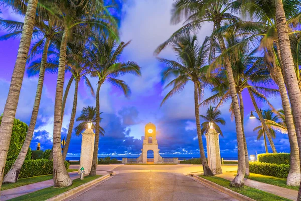 Westlicher palmenstrand, florida, usa am strand uhrturm. — Stockfoto