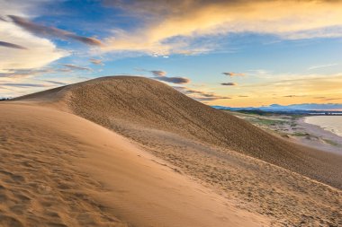 Tottori, Japonya 'nın Japon Denizi üzerindeki kum tepeleri. 