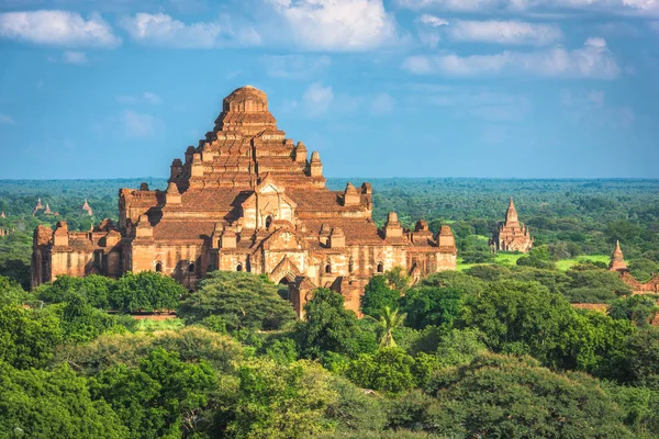 Bagan, Myanmar antiguo templo arruina paisaje en los arqueólogos — Foto de Stock