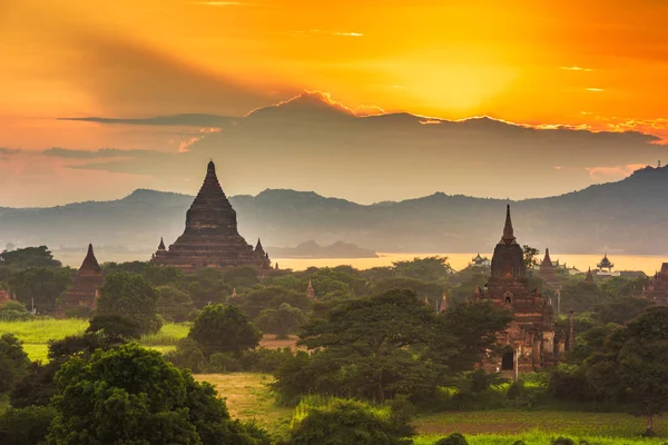 Bagan, Myanmar templo antigo ruínas paisagem no archaeologi — Fotografia de Stock