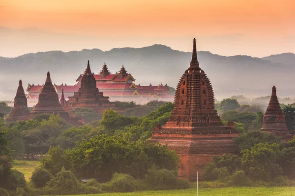 Bagan, Myanmar templo antigo ruínas paisagem no archaeologi — Fotografia de Stock