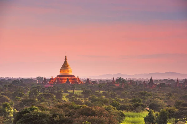 Bagan, Myanmar antiguo templo arruina paisaje en los arqueólogos — Foto de Stock