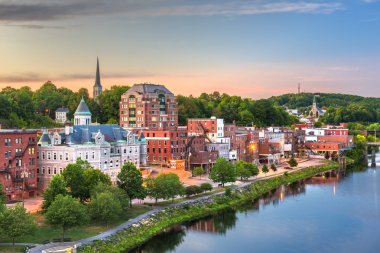Augusta, Maine, ABD şehir merkezi Kennebec Nehri üzerinde ufuk çizgisi
