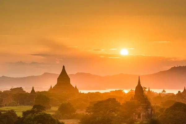 Bagan, Myanmar tempel ruïnes landschap in de archaeologi — Stockfoto