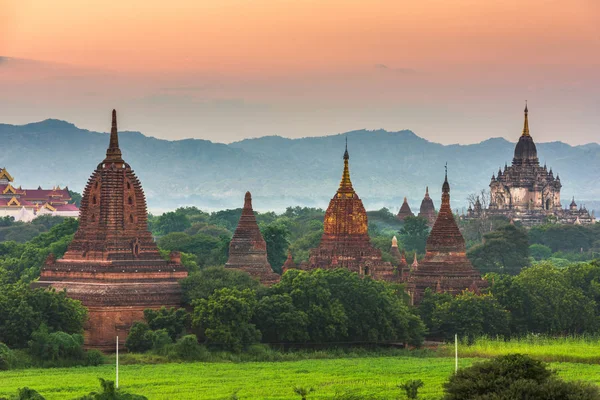 Bagan, Myanmar antiguo templo arruina paisaje en los arqueólogos — Foto de Stock