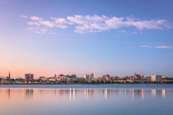 Портленд, Мэйн, США, вид на центр города от Бэк-Коув — стоковое фото