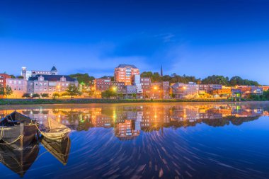 Augusta, Maine, ABD şehir merkezi Kennebec Nehri üzerinde ufuk çizgisi