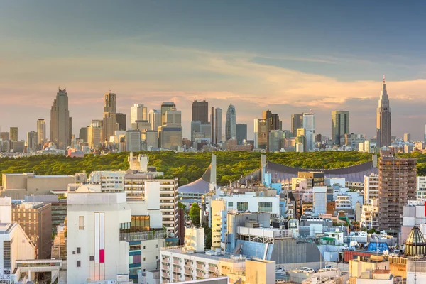 Tokyo, japanische Stadtsilhouette über der Shibuya-Station mit dem Shinjuku wa — Stockfoto