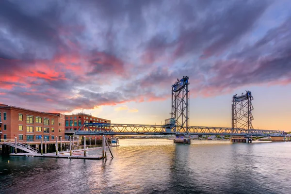 Portsmouth, New Hampshire, EUA em Memorial Bridge na Piscata — Fotografia de Stock