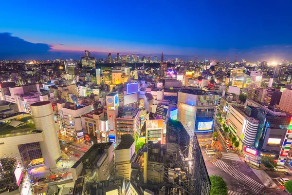 Tokyo, Japan city skyline sobre Shibuya Ward con el Shinjuku Wa — Foto de Stock