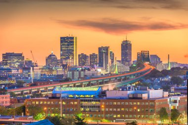 Köprü ve karayolları ile Boston, Massachusetts, ABD silüeti