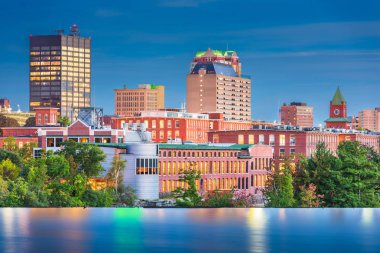Manchester, New Hampshire, ABD Skyline Merrimack Nehri üzerinde