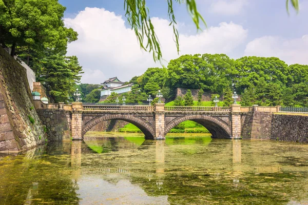 Tokyo, Japonya'da İmparatorluk Sarayı hendek ve köprü. — Stok fotoğraf
