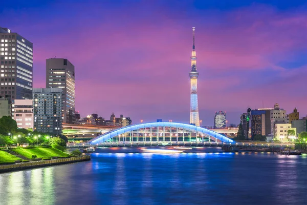 Tokio, Japón skyline en el río Sumida en la noche . —  Fotos de Stock