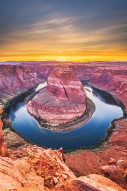 Gün batımında Colorado Nehri üzerinde Horseshoe Bend