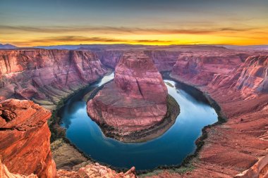 Gün batımında Colorado Nehri üzerinde Horseshoe Bend