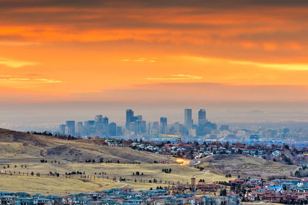 Denver, Colorado, USA centrum města s panoramatem z červených skal — Stock fotografie