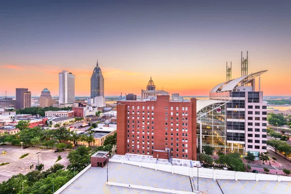 Mobile, alabama, usa downtown skyline in der Abenddämmerung. — Stockfoto