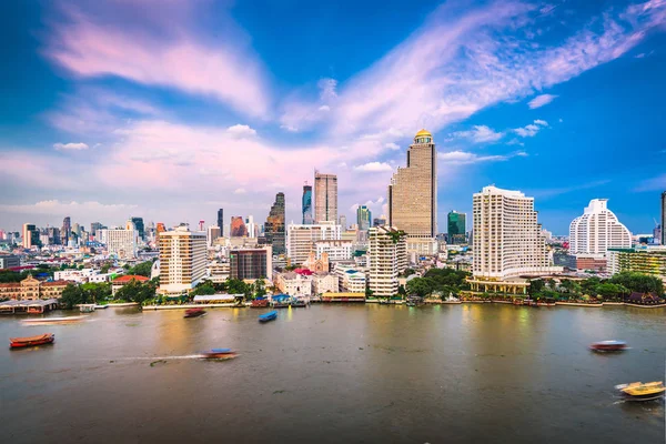 Bangkok, Tailandia paisaje urbano en el río — Foto de Stock