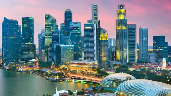 Singapore city skyline vid skymningen. — Stockfoto