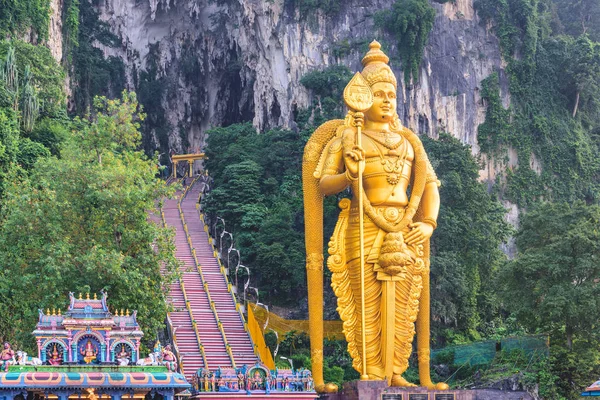 Estatua y entrada de las Cuevas de Batu cerca de Kuala Lumpur, Malasia. — Foto de Stock