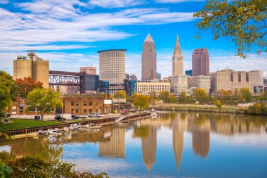 Cleveland, Ohio, Amerika Birleşik Devletleri manzarası Cuyahoga Nehri üzerinde.