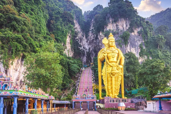 Estatua y entrada de las Cuevas de Batu cerca de Kuala Lumpur, Malasia. — Foto de Stock