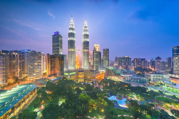 Kuala Lumpur, Maleisië-park en de skyline — Stockfoto