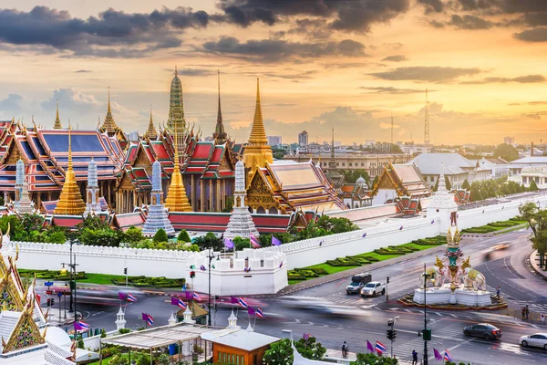 Bangkok, Thailand at the Temple of the Emerald Buddha and Grand — Stock Photo, Image