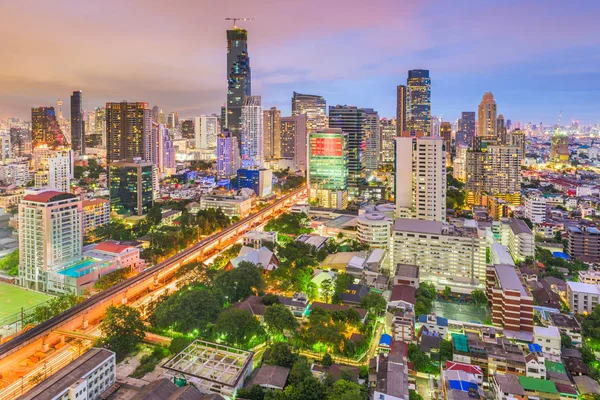 Banguecoque, Tailândia skyline cidade ao entardecer . — Fotografia de Stock