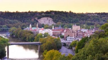 Frankfort, Kentucky, ABD 'de hava karardığında Kentucky Nehri' nin ufuk çizgisi. 