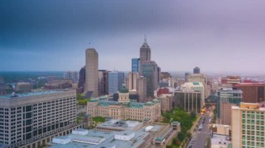 Indianapolis, Indiana, ABD şehir manzarası yukarıdan alacakaranlıkta.