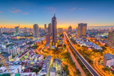 Bangkok, Alacakaranlıkta Tayland şehir silueti.