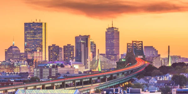 Boston, Massachusetts, Yhdysvallat horisonttiin siltoja ja moottoriteitä — kuvapankkivalokuva