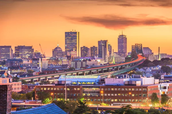 Boston, Massachusetts, USA skyline med broar och motor vägar — Stockfoto