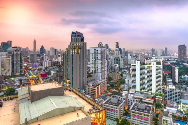 バンコク, タイの都市のスカイライン 夕暮れ時. — ストック写真