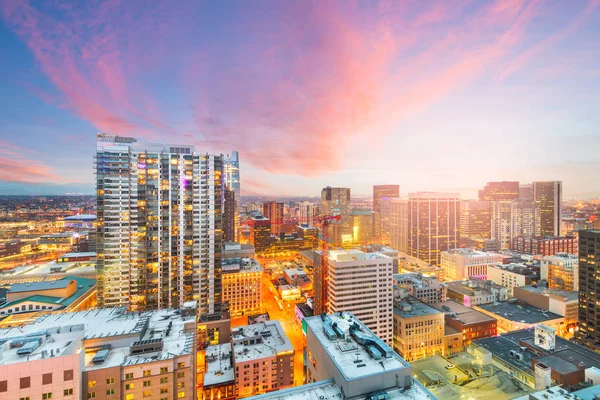 Denver, Colorado, USA belvárosi városkép tetőtéri kilátás — Stock Fotó