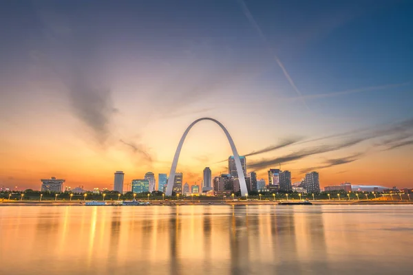 St. Louis, Missouri, Stati Uniti d'America paesaggio urbano del centro sul Mississippi — Foto Stock